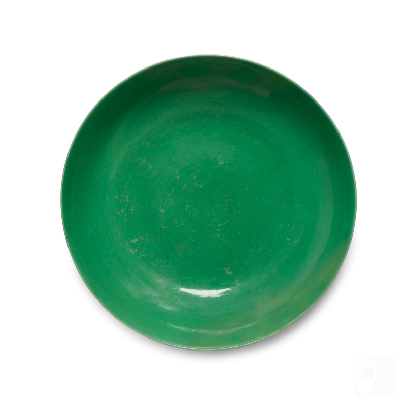 清雍正 綠釉暗刻八吉祥紋盤 | A GREEN-GLAZED 'BAJIXIANG' INCISED DISH - 图2